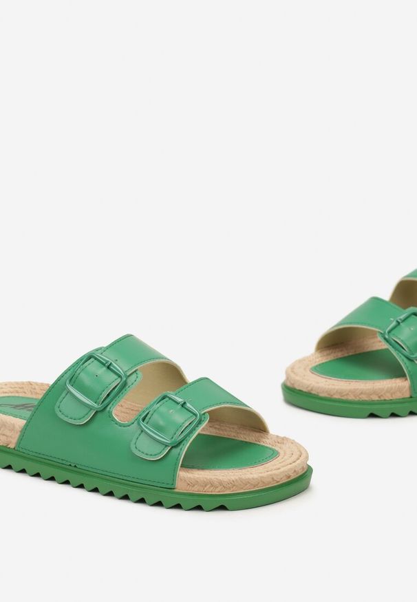 Born2be - Zielone Klapki z Szerokim Paskiem z Podwójnymi Sprzączkami i Plecionką na Podeszwie Piralia. Okazja: na co dzień. Kolor: zielony. Styl: casual, wakacyjny