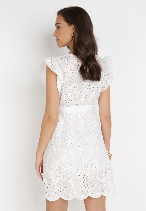 Born2be - Biała Sukienka Telephei. Typ kołnierza: kołnierz z falbankami. Kolor: biały. Materiał: bawełna, materiał. Długość rękawa: krótki rękaw. Wzór: ażurowy, haft, aplikacja. Typ sukienki: kopertowe. Styl: boho, wakacyjny