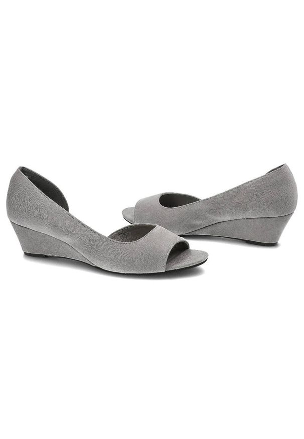 Szare Czółenka Maciejka Damskie Eleganckie Obuwie. Okazja: na imprezę, na randkę, na co dzień. Zapięcie: bez zapięcia. Kolor: szary. Materiał: nubuk, skóra. Szerokość cholewki: normalna. Obcas: na koturnie. Styl: elegancki