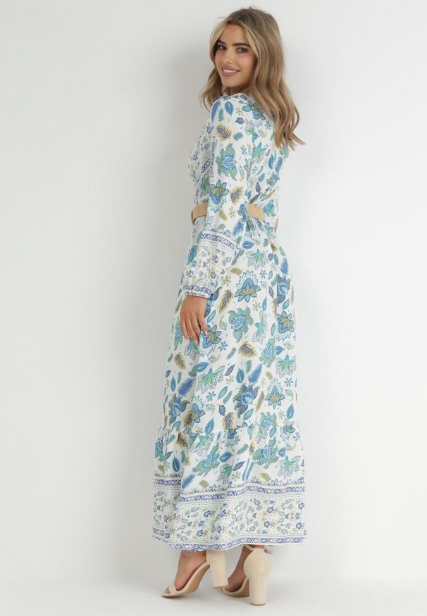 Born2be - Niebiesko-Biała Sukienka w Kwiaty Rozkloszowana z Paskiem Hosifar. Typ kołnierza: dekolt kopertowy. Kolor: niebieski. Długość rękawa: długi rękaw. Wzór: kwiaty. Typ sukienki: rozkloszowane, kopertowe. Długość: maxi