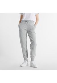 Spodnie damskie New Balance WP43805AG – szare. Stan: podwyższony. Kolor: szary. Materiał: dresówka, poliester, bawełna