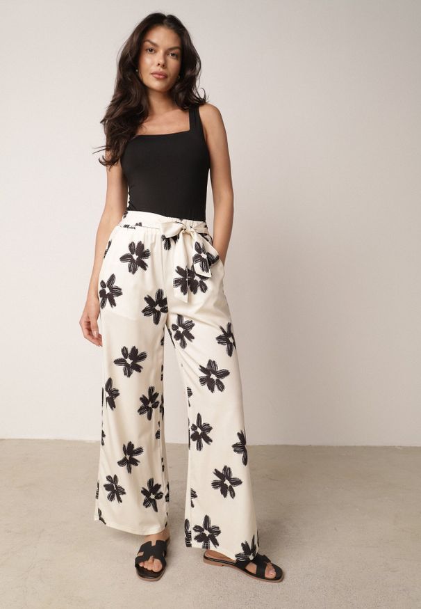 Born2be - Czarno-Kremowe Spodnie o Szerokim Kroju z Wysokim Stanem w Kwiaty Ozdobione Wiązaniem Neatea. Okazja: do pracy, na co dzień. Stan: podwyższony. Kolor: beżowy. Wzór: aplikacja, kwiaty. Styl: casual