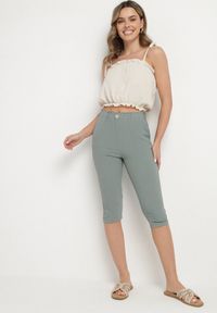 Born2be - Ciemnozielone Spodnie Capri z Bawełną i Wysokim Stanem Galirosa. Okazja: na spacer, na co dzień. Stan: podwyższony. Kolor: zielony. Materiał: bawełna. Styl: elegancki, casual #3