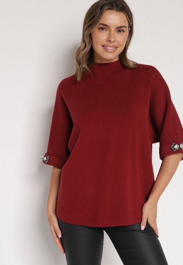 Born2be - Bordowy Sweter Ozdobiony na Rękawach Cyrkoniami Aletusa. Okazja: na co dzień. Kolor: czerwony. Materiał: jeans. Wzór: aplikacja. Styl: casual, elegancki