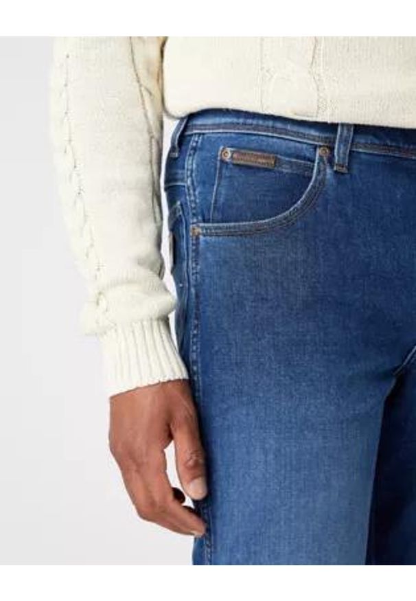 Wrangler - MĘSKIE SPODNIE JEANSOWE WRANGLER TEXAS SLIM BLUE SILK W12SAO67S 112141145