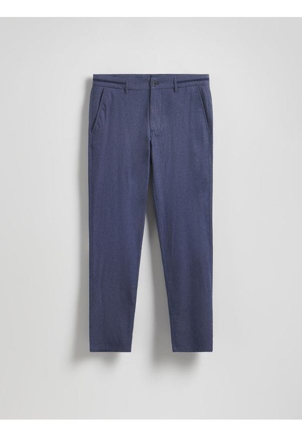 Reserved - Spodnie chino slim fit - granatowy. Kolor: niebieski. Materiał: tkanina, bawełna