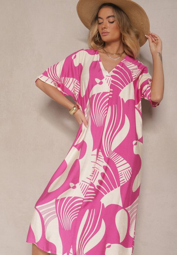 Renee - Fuksjowa Pudełkowa Sukienka w Abstrakcyjny Wzór z Dekoltem w Kształcie Litery V Sallinori. Typ kołnierza: dekolt w kształcie V. Kolekcja: plus size. Kolor: różowy. Długość rękawa: krótki rękaw. Typ sukienki: dla puszystych. Styl: elegancki