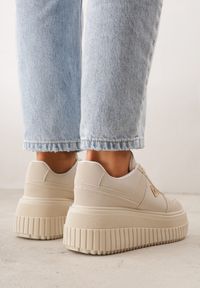 Born2be - Beżowe Sneakersy VICES na Grubej Podeszwie z Tłoczeniami Zdobione Aplikacją Cezara. Okazja: na co dzień, do pracy. Kolor: beżowy. Materiał: jeans. Wzór: aplikacja #9