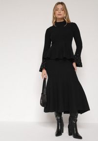 Born2be - Czarny Dzianinowy Komplet z Wiskozą Spódnica i Sweter z Baskinką i Cyrkoniami Neora. Kolor: czarny. Materiał: wiskoza, dzianina #1