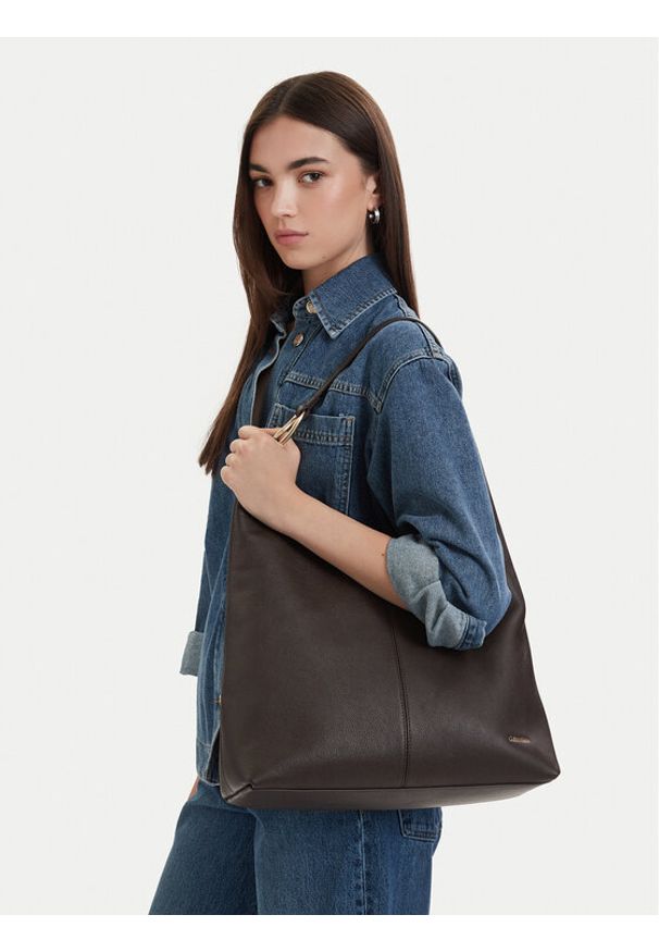 Calvin Klein Torebka Slouchy Leather Md Shoulder Bag LV04F3543G Brązowy. Kolor: brązowy. Materiał: skórzane