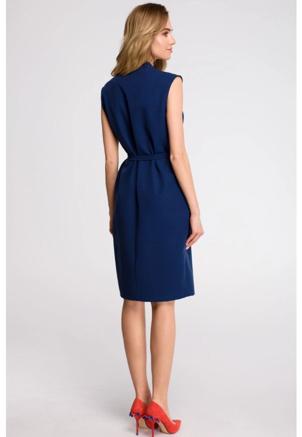 Sukienki.shop - Sukienka koszulowa szmizjerka bez rękawów z paskiem granat. Okazja: do pracy. Kolor: niebieski. Długość rękawa: bez rękawów. Sezon: lato. Typ sukienki: szmizjerki, koszulowe. Styl: elegancki, wizytowy. Długość: midi