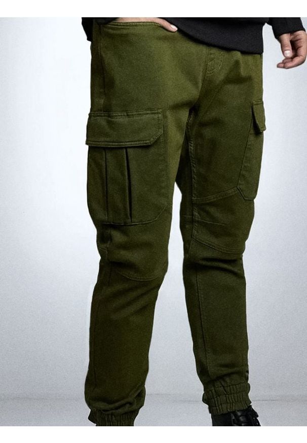 Sinsay - Jeansy regular jogger cargo - zielony. Kolor: zielony