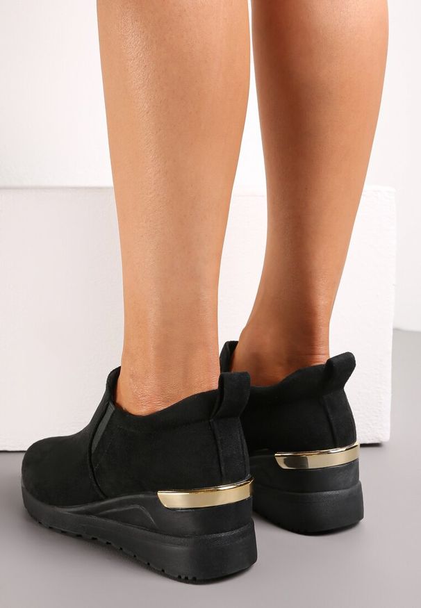Renee - Czarne Sneakersy z Elastyczną Cholewką na Ozdobnym Koturnie Poffis. Nosek buta: okrągły. Kolor: czarny. Materiał: jeans, materiał, skóra. Szerokość cholewki: normalna. Obcas: na koturnie. Wysokość obcasa: średni