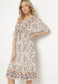 Born2be - Ciemnobeżowa Sukienka z Wiskozy w Ornamentalny Wzór z Szeroką Gumką w Pasie Tanissla. Okazja: do pracy, na spotkanie biznesowe, na co dzień, na randkę. Typ kołnierza: dekolt w kształcie V. Kolor: beżowy. Materiał: wiskoza. Długość rękawa: krótki rękaw. Sezon: wiosna, lato. Styl: klasyczny, casual, elegancki, biznesowy #1