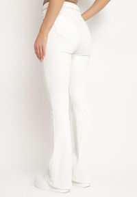 Born2be - Białe Jeansy z Bawełny o Kroju Dzwonów Tiloreia. Kolor: biały. Styl: elegancki