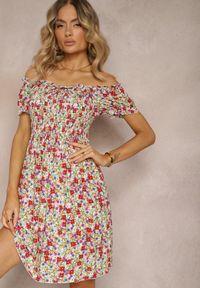 Renee - Biało-Różowa Hiszpanka Sukienka z Wiskozy w Kwiatowy Wzór z Gumką w Pasie Silemia. Okazja: na co dzień. Typ kołnierza: dekolt hiszpanka. Kolor: biały. Materiał: wiskoza. Wzór: kwiaty. Typ sukienki: proste, rozkloszowane. Styl: elegancki, casual #3