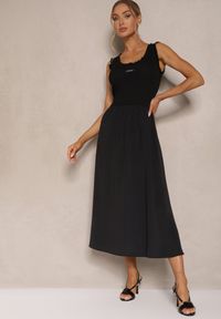 Renee - Czarna Rozkloszowana Sukienka z Wiskozy Ozdobiona Naszywką Ronlina. Okazja: na co dzień. Kolor: czarny. Materiał: wiskoza. Wzór: aplikacja. Styl: elegancki, casual