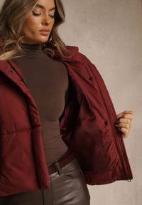 Renee - Bordowa Kurtka Puffer z Pikowaniem Kapturem i Kieszonką przy Rękawie Galeida. Okazja: na co dzień, na spacer. Kolor: czerwony. Materiał: jeans. Długość: krótkie. Styl: casual #3
