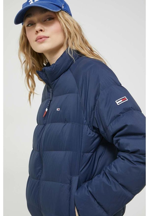 Tommy Jeans kurtka puchowa damska kolor granatowy przejściowa. Kolor: niebieski. Materiał: puch. Długość rękawa: raglanowy rękaw
