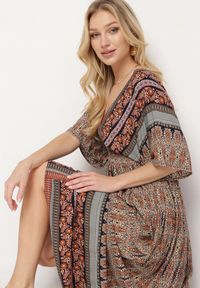 Born2be - Brązowa Boho Sukienka z Szerokimi Rękawami z Gumką w Pasie i Wiązaniem na Plecach Piomina. Typ kołnierza: choker, dekolt w kształcie V. Kolor: brązowy. Wzór: aplikacja. Styl: boho #3