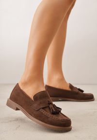 Renee - Ciemnobrązowe Mokasyny VICES z Wkładką ze Skóry Naturalnej Ozdobione Chwostami Maritune. Okazja: na co dzień. Kolor: brązowy. Materiał: skóra. Wzór: aplikacja. Styl: casual, elegancki #1