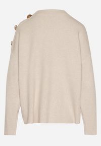 Born2be - Jasnobeżowy Sweter Ozdobiony Metalicznymi Guzikami Amentia. Typ kołnierza: golf. Kolor: beżowy. Materiał: jeans. Wzór: aplikacja. Styl: klasyczny #5