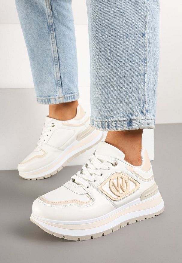 Renee - Białe Sneakersy na Platformie ze Sznurowaniem i Ozdobą Arivania. Okazja: na spacer, na co dzień. Zapięcie: sznurówki. Kolor: biały. Materiał: jeans. Wzór: aplikacja. Obcas: na platformie. Sport: turystyka piesza