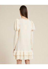 Luisa Spagnoli - LUISA SPAGNOLI - Kremowa sukienka z balonowymi rękawami MIRAGGI. Kolor: biały. Materiał: wełna. Typ sukienki: dopasowane. Długość: mini #2