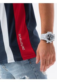 Ombre Clothing - T-shirt męski z pionowymi kontrastowymi elementami - granatowy V3 OM-TSCT-22SS-006 - XXL. Okazja: na co dzień. Kolor: niebieski. Materiał: bawełna, materiał. Wzór: napisy, aplikacja, kolorowy. Styl: casual, sportowy #3