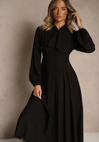 Renee - Czarna Sukienka Plisowana z Wiskozy Ozdobiona Wiązaniem Farrive. Okazja: na co dzień. Kolor: czarny. Materiał: wiskoza. Wzór: aplikacja. Styl: klasyczny, casual, elegancki #4
