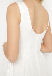 Born2be - Biała Sukienka Bawełniana o Rozkloszowanym Fasonie z Dekoltem Łódką i Kieszeniami Elenira. Typ kołnierza: dekolt w łódkę. Kolor: biały. Materiał: bawełna. Typ sukienki: rozkloszowane. Styl: elegancki #7