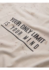 Ombre Clothing - T-shirt męski z nadrukiem i okrągłym dekoltem – kremowy V2 OM-TSFP-0187 - XXL. Okazja: na co dzień. Kolor: kremowy. Materiał: dzianina, materiał, bawełna. Długość rękawa: krótki rękaw. Długość: krótkie. Wzór: nadruk. Styl: sportowy, casual #6