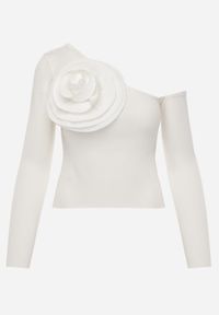 Renee - Biała Bluzka z Asymetryczną Górą Ozdobiona Dużą Aplikacją Kwiatem Viacinta. Okazja: na co dzień, na spotkanie biznesowe. Kolor: biały. Materiał: jeans. Wzór: kwiaty, aplikacja. Styl: casual, biznesowy, elegancki #3
