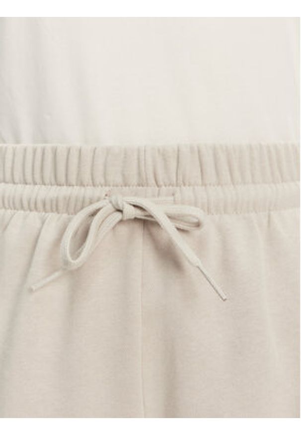 Adidas - adidas Szorty sportowe Essentials Small Logo JC5699 Beżowy Loose Fit. Kolor: beżowy. Materiał: syntetyk, bawełna