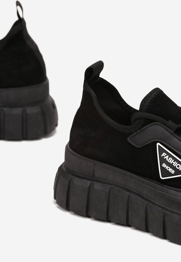 Renee - Czarne Sneakersy Christelle. Wysokość cholewki: przed kostkę. Nosek buta: okrągły. Kolor: czarny. Materiał: guma, zamsz, materiał. Szerokość cholewki: normalna. Wzór: aplikacja, moro. Obcas: na platformie. Styl: sportowy, militarny