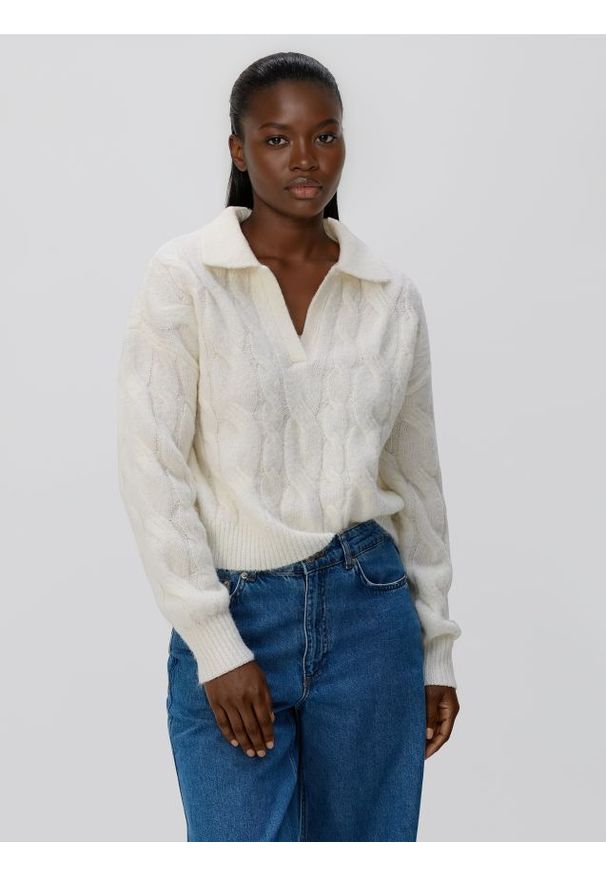 Reserved - Sweter z kołnierzykiem - kremowy. Kolor: kremowy. Materiał: dzianina, wełna