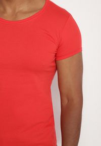 Born2be - Czerwony Klasyczny T-shirt z Bawełny Fodena. Okazja: na co dzień. Kolor: czerwony. Materiał: bawełna. Styl: klasyczny #5