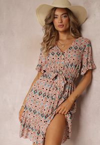 Renee - Jasnoróżowa Sukienka Mini z Gumką w Pasie i Falbanką z Wiskozy Ellison. Kolor: różowy. Materiał: wiskoza. Długość rękawa: krótki rękaw. Długość: mini #4
