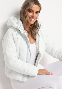 Born2be - Biała Pikowana Kurtka Puffer z Kapturem Miviera. Okazja: na spacer, na co dzień. Typ kołnierza: kaptur. Kolor: biały. Materiał: dzianina, jeans. Sezon: zima. Styl: casual #6