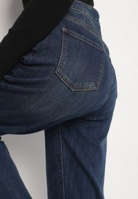 Born2be - Granatowe Jeansy Mom Fit z Wiskozą i Wysokim Stanem Errelia. Okazja: na spacer. Stan: podwyższony. Kolor: niebieski. Styl: elegancki #5