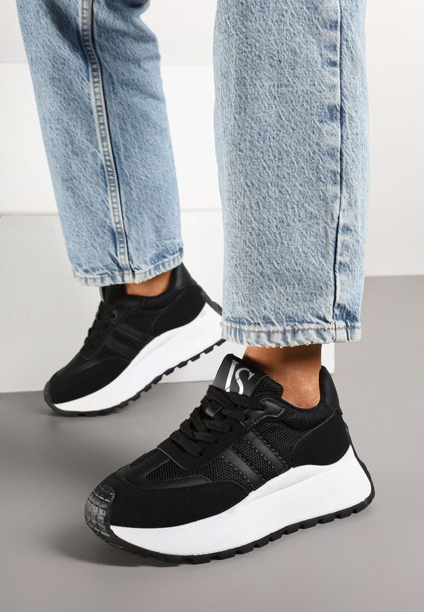 Renee - Czarne Sznurowane Sneakersy Vices na Platformie z Ozdobnymi Paskami Seliniel. Nosek buta: okrągły. Zapięcie: pasek. Kolor: czarny. Materiał: jeans. Wzór: paski. Obcas: na platformie