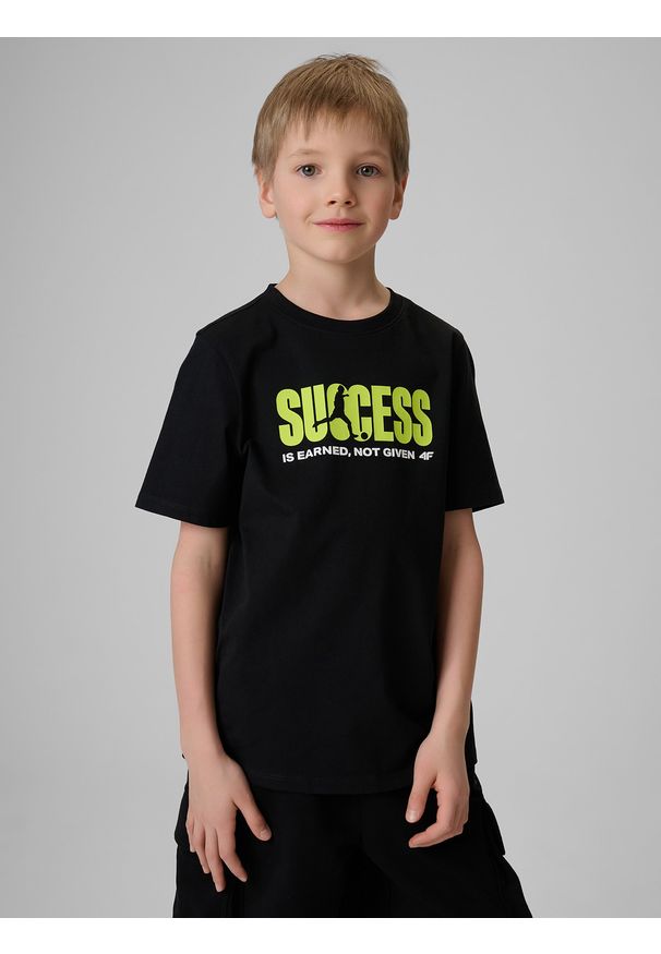 4f - 4F T-shirt regular z nadrukiem chłopięcy - biały 128 (7-8 lat). Okazja: na spacer, na co dzień, na uczelnię. Kolor: czarny. Materiał: dzianina, materiał, dresówka, bawełna, skóra, jeans. Wzór: nadruk. Sezon: lato. Styl: casual, sportowy