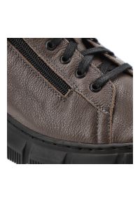 Półbuty męskie Wasak, ze skóry licowej na płaskim obcasie z okrągłym noskiem i na zamek, brązowe, 663. Okazja: na co dzień. Nosek buta: okrągły. Zapięcie: zamek. Kolor: brązowy. Materiał: skóra. Obcas: na obcasie. Styl: casual, elegancki, klasyczny. Wysokość obcasa: niski #3