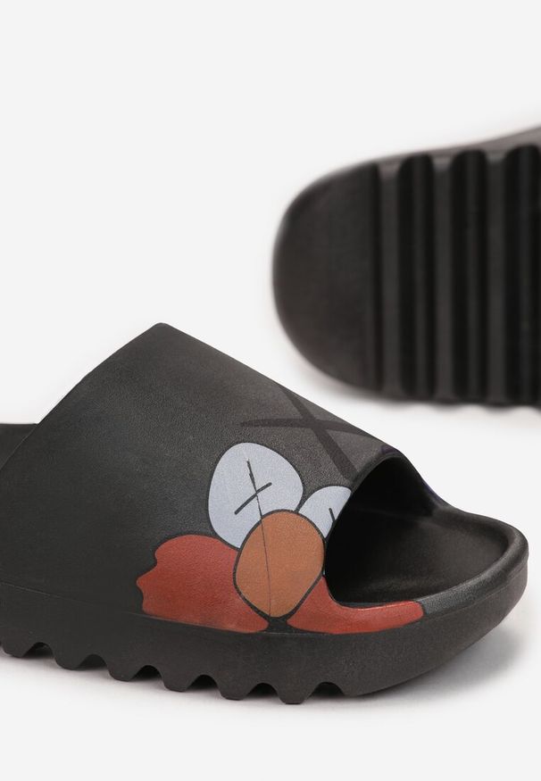 Renee - Czarne Klapki Helala. Kolor: czarny. Materiał: guma, dresówka. Wzór: nadruk, aplikacja