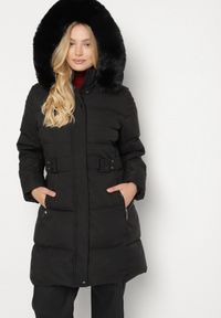 Born2be - Czarna Pikowana Kurtka z Kapturem z Futrem i Paskiem w Talii Acendria. Okazja: na co dzień. Typ kołnierza: kaptur. Kolekcja: plus size. Kolor: czarny. Materiał: futro. Styl: casual, klasyczny #1