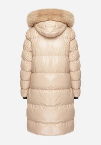 Born2be - Jasnobeżowa Pikowana Kurtka o Długim Kroju z Kapturem i Futrzanym Kołnierzem Semirielin. Okazja: na co dzień. Typ kołnierza: kaptur. Kolor: beżowy. Materiał: futro. Długość: długie. Wzór: aplikacja. Sezon: zima. Styl: casual, elegancki #7