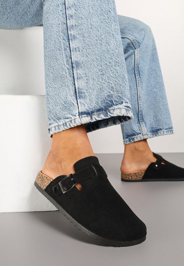 Born2be - Czarne Klapki Chodaki z Imitacji Zamszu z Klamrą Aklinera. Okazja: na co dzień, na spacer. Kolor: czarny. Materiał: zamsz. Obcas: na płaskiej podeszwie. Styl: casual, elegancki