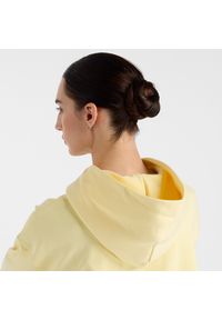 Bluza damska New Balance WT51501PRC – żółta. Okazja: na co dzień. Kolor: żółty. Materiał: prążkowany, bawełna, dresówka. Wzór: napisy, ze splotem. Styl: klasyczny, casual #2