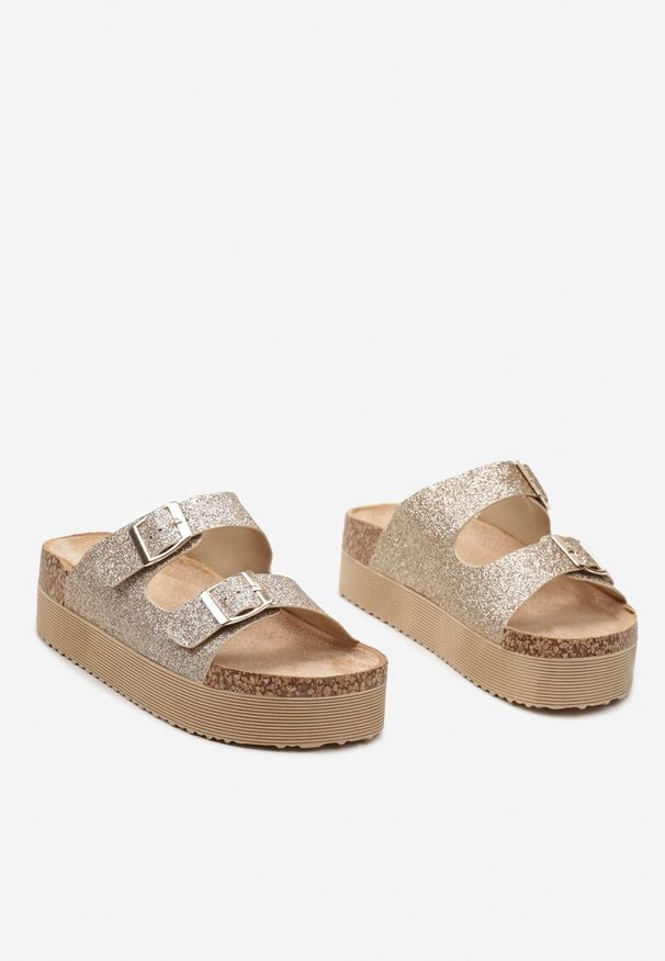 Renee - Złote Klapki na Platformie z Korkową Wstawką i Klamrami Ozdobione Brokatem Sumeria. Nosek buta: otwarty. Kolor: złoty. Materiał: materiał. Wzór: aplikacja. Sezon: lato. Obcas: na platformie. Wysokość obcasa: wysoki