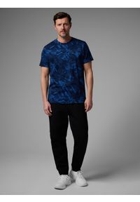 4f - 4F T-shirt regular z nadrukiem męski 4F x Robert Lewandowski - granatowy S. Okazja: na co dzień. Kolor: niebieski. Materiał: materiał, bawełna. Wzór: nadruk. Styl: casual, sportowy #2